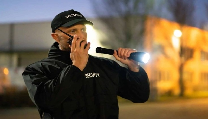 when to hire armed and unarmed security guards for quality safety and security (1)